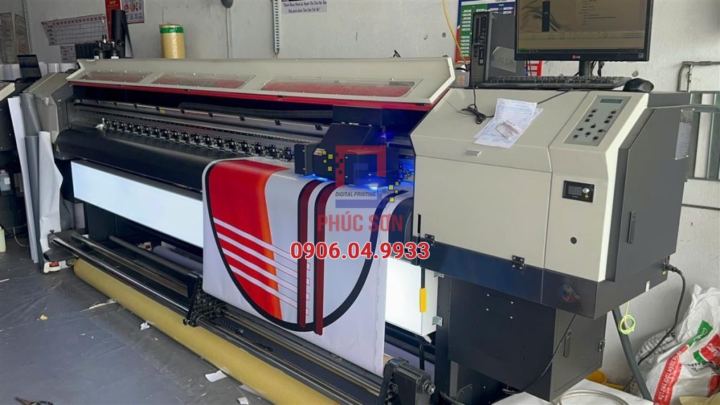 Máy in UV cuộn in được gì? Vật liệu & Ứng dụng quảng cáo